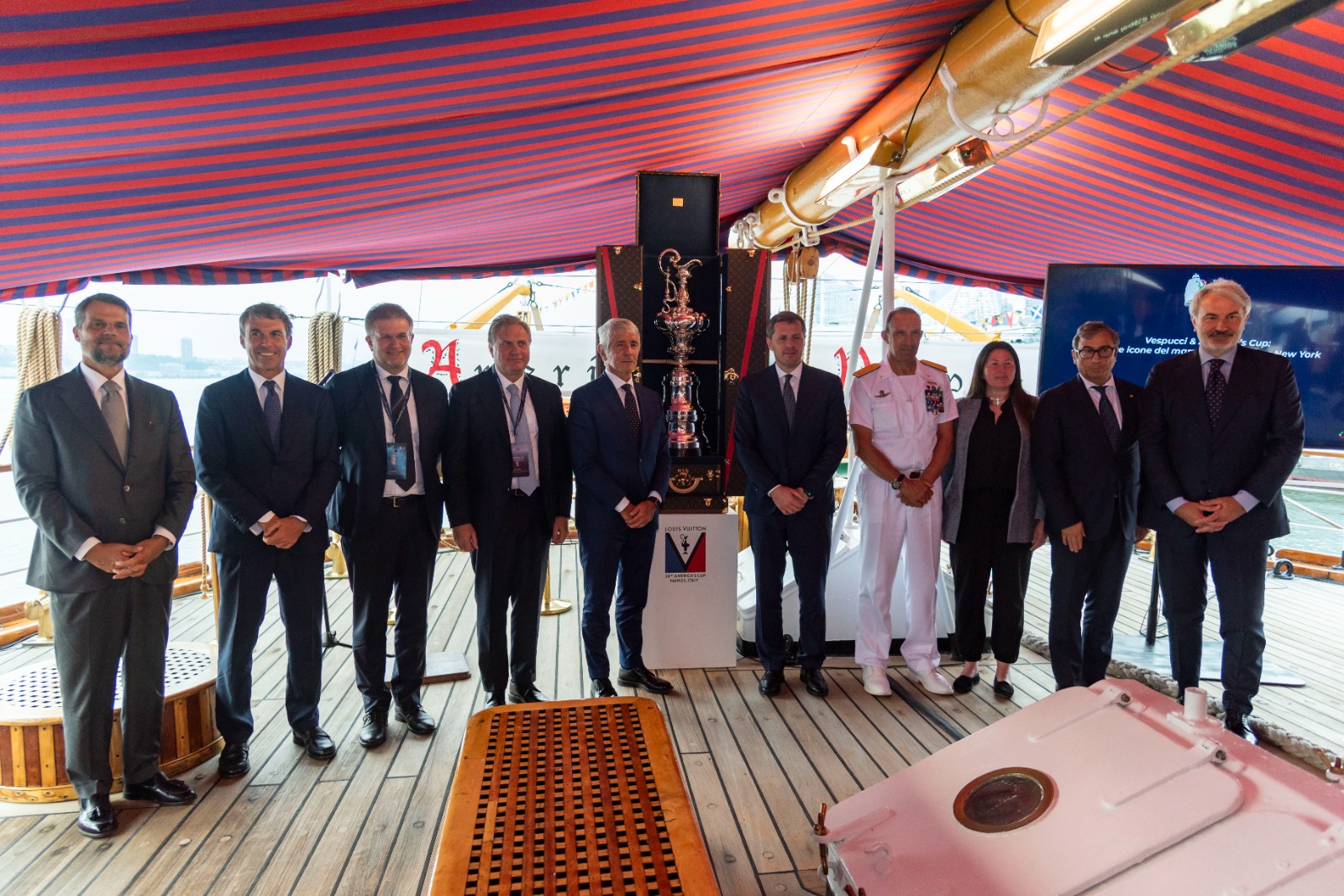 “Vespucci & America’s Cup: le due icone del mare si incontrano a New York”. Presentato il Trofeo sulla nave più