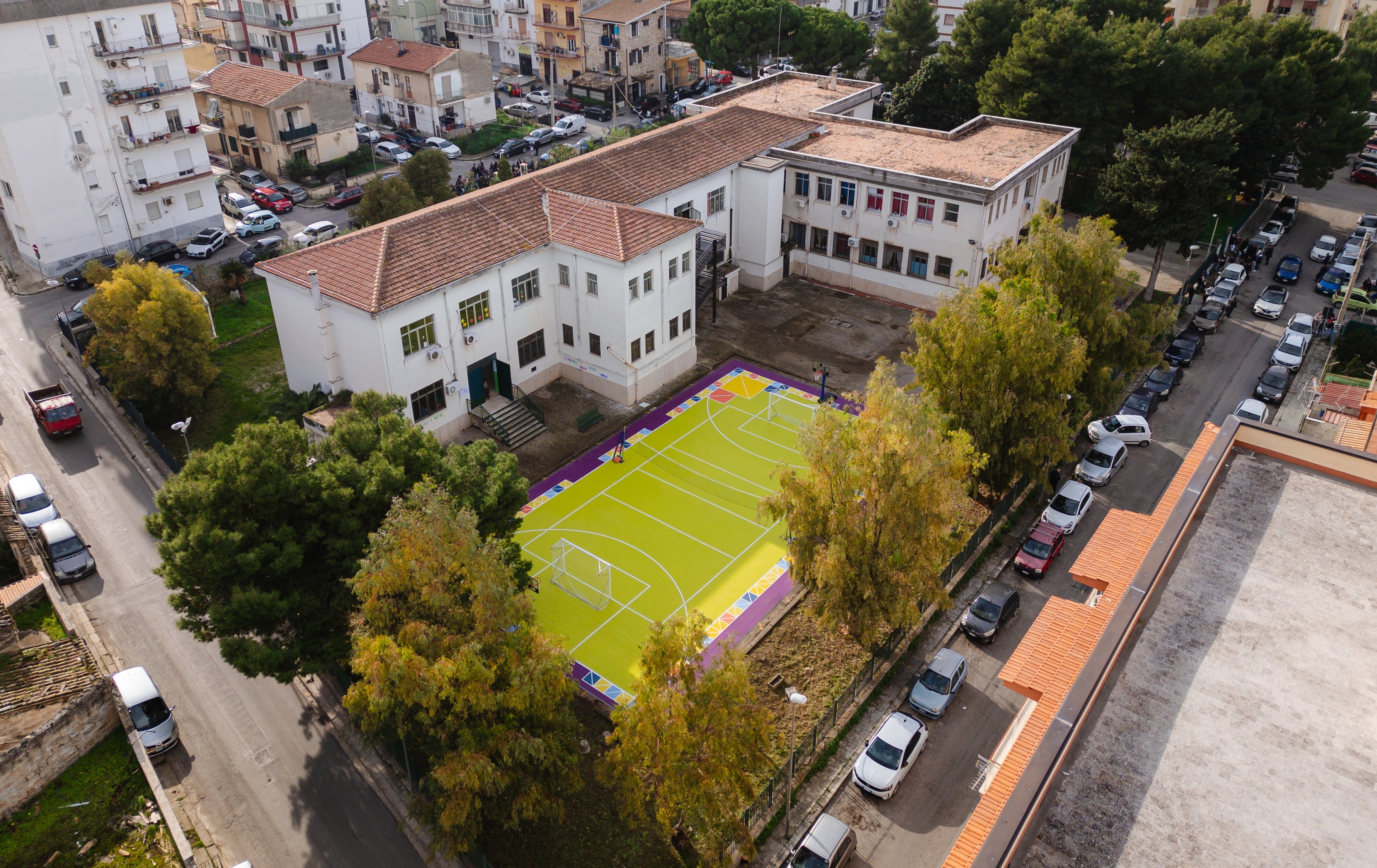 Da parcheggio ad area per l'attività fisica degli alunni. Al