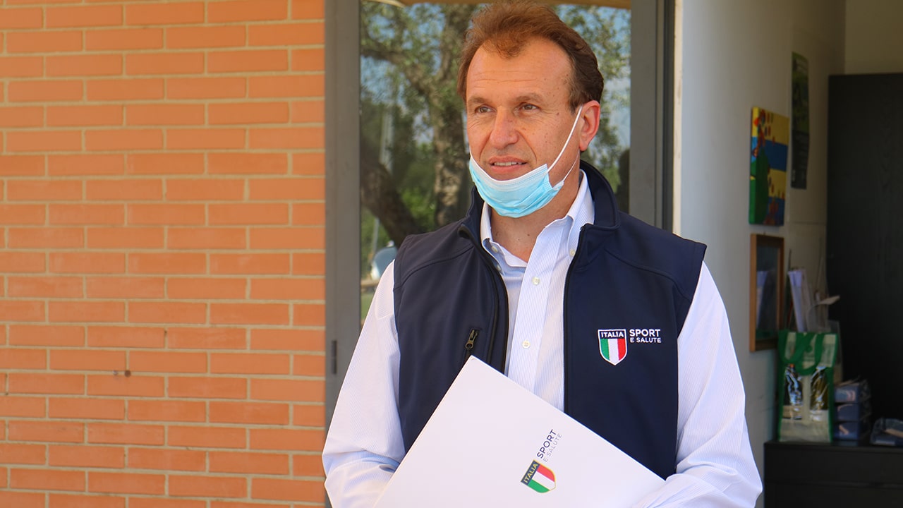 Sport e Salute, il Presidente Cozzoli partecipa alla ripresa delle attività in due società di base. “È un giorno speciale. Lo Sport simbolo della ripartenza: rispetto delle regole, voglia di rialzarsi e gioco di squadra"