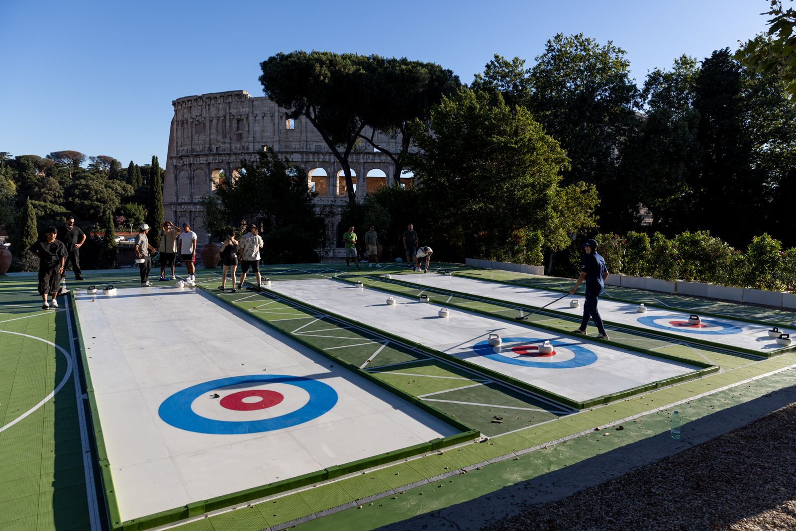 Colle Oppio laboratorio di futuro. Al Colosseo arriva il curling e nasce un nuovo modo di vivere lo sport